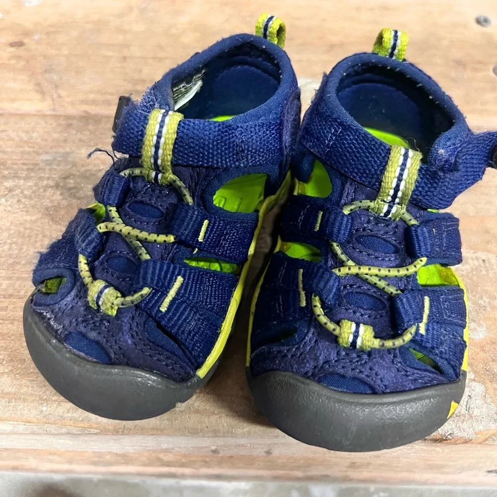 Keen kids closed toe baby sandals size 4 blue